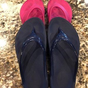 2 pairs of OOFOS